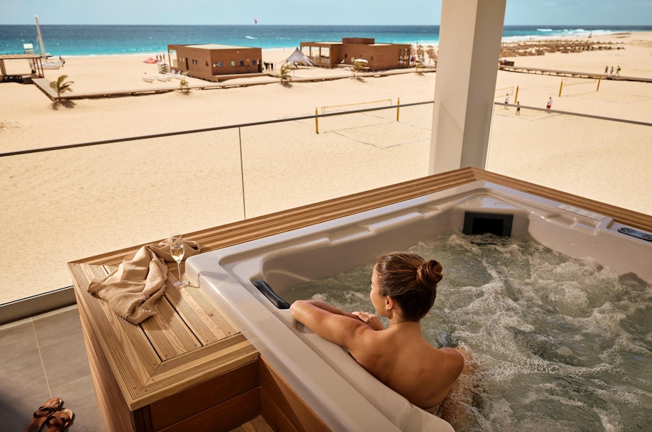 Vrouw in jacuzzi met zeezicht